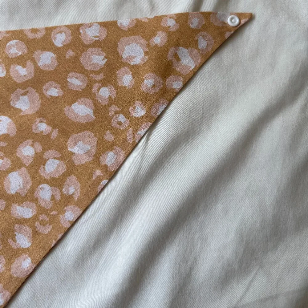 NWT Loic by Design Leopard Pattern Dog Bandana, Brown, White, + Pink, Size L